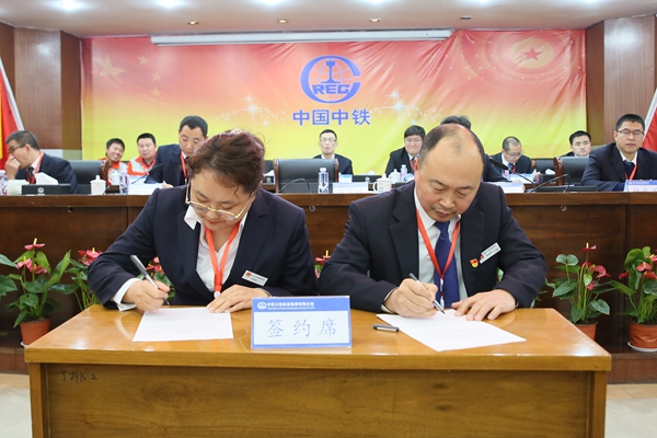 企业要领人代表、公司党委书记、执行董事李建伟同志代表公司与女工代表、公司女工委主任孙艳艳同志签署《2019年女职工权益；ぷㄏ钫逄踉肌.JPG